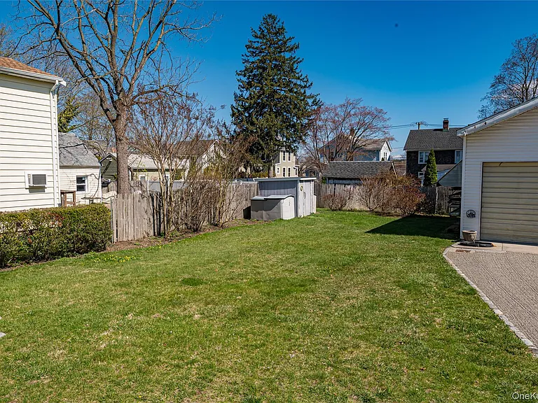 40 Bayside Ave — Photo 15