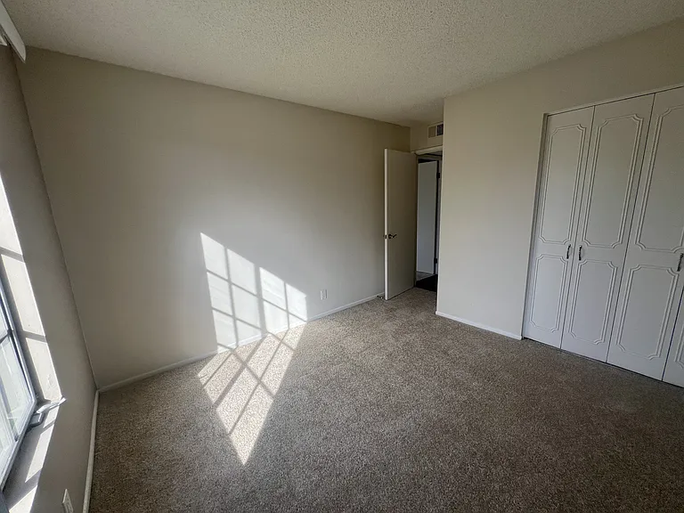 Versailles on the Lake Apartments — Photo 135