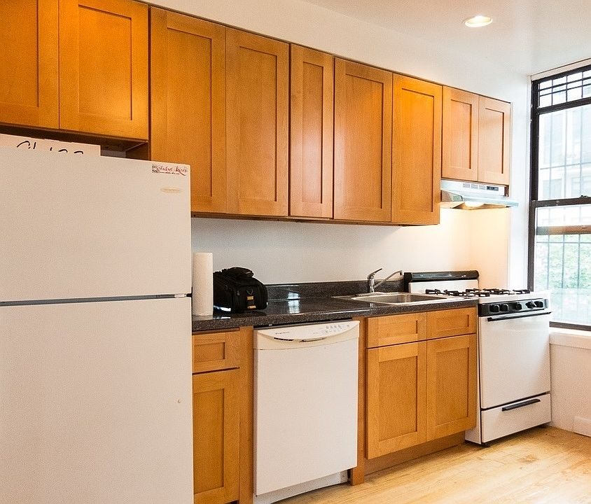 1st image of 886 Pacific St #3