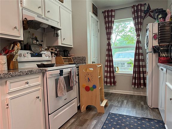 2nd image of 315 Columbia Ct