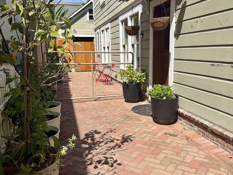 18 1st St #2