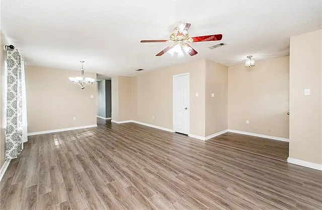 119 Larchwood Dr — Photo 5