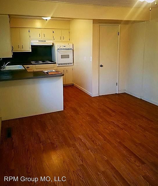 2nd image of 902 S Prince Ln