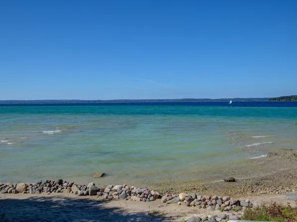 11455 Peninsula Dr, Traverse City, MI 49686