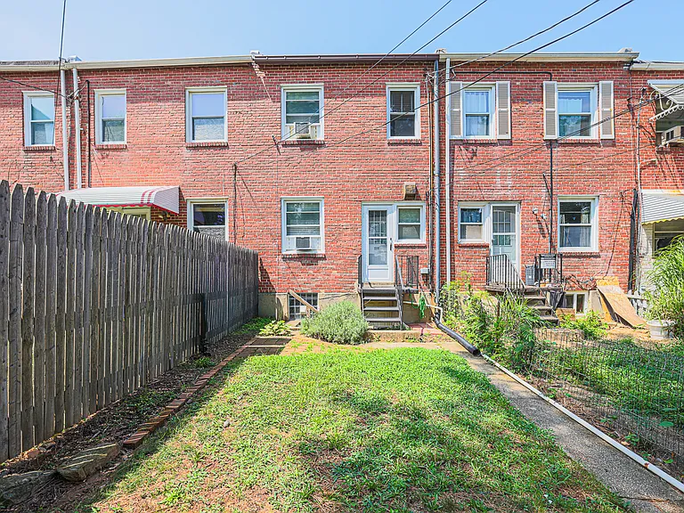 1011 W 42nd St — Photo 34