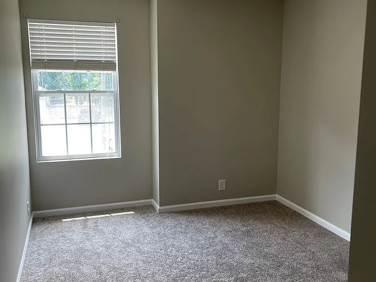 617 Niagra Ln — Photo 11