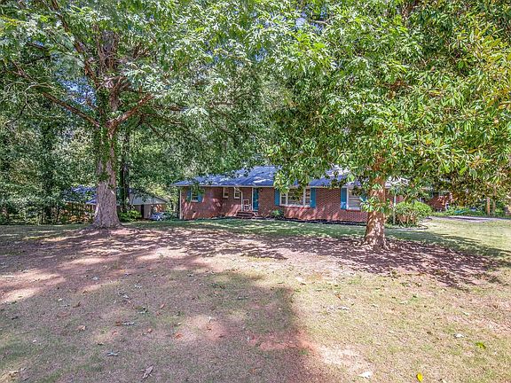 4th image of 261 Holly Dr