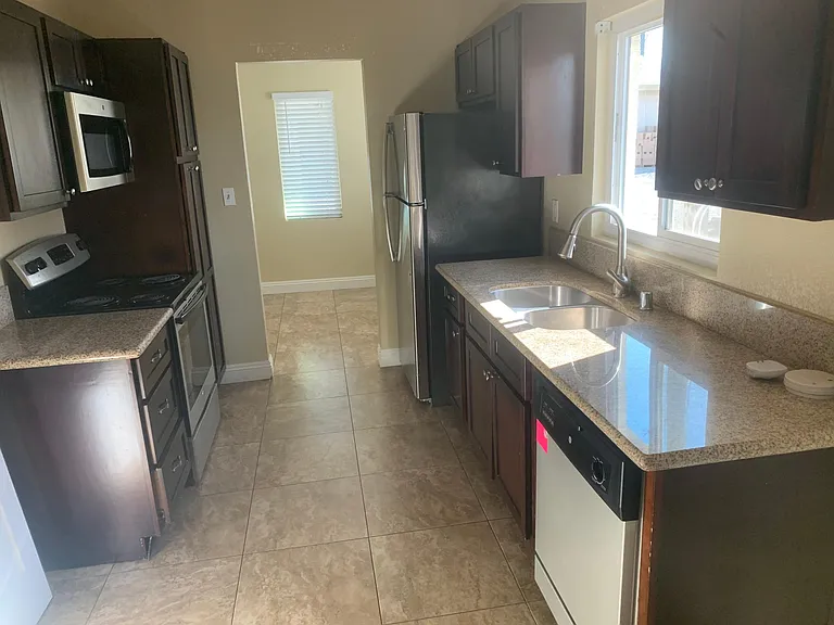 1803 Linden Ave — Photo 4