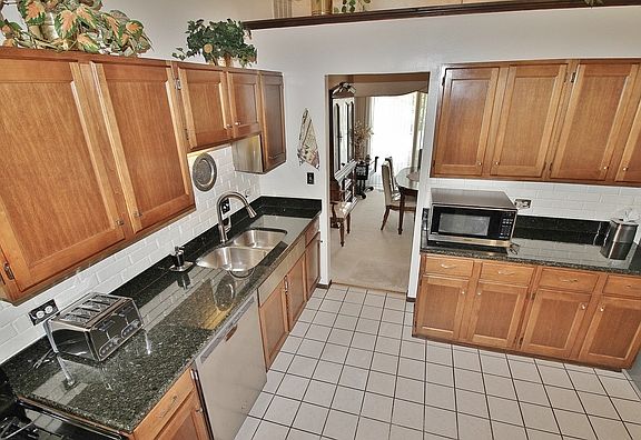 4th image of 305 Islington Ln