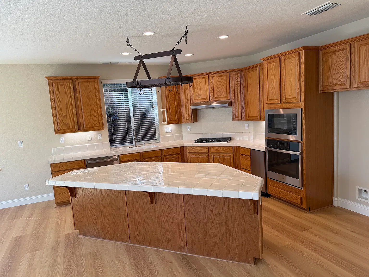 5 bed, 2817 sqft, $3,550 — Photo 2