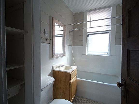 5th image of 3059 N Maryland Ave #8bfc7d1c0