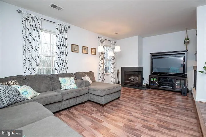 3 bed, 2.5 bath, 1800 sqft, $2,875 — Photo 4