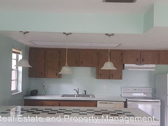 3rd image of 901 Royal Oak Ct