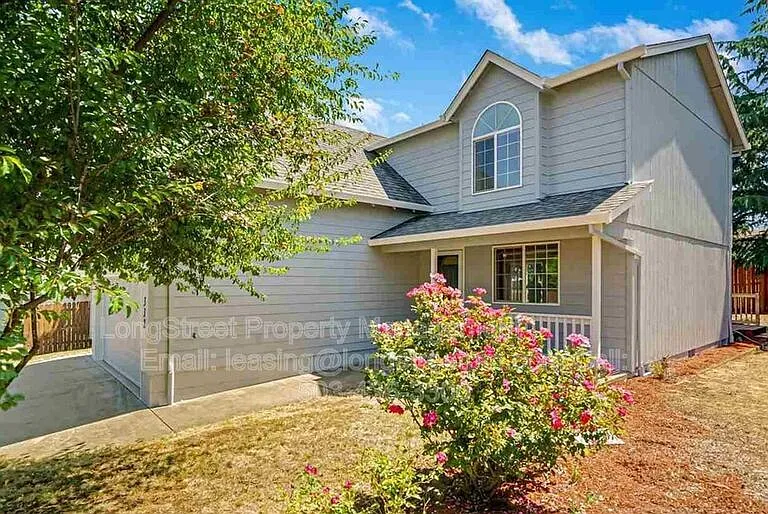 332 NE Carmen Pl — Photo 2
