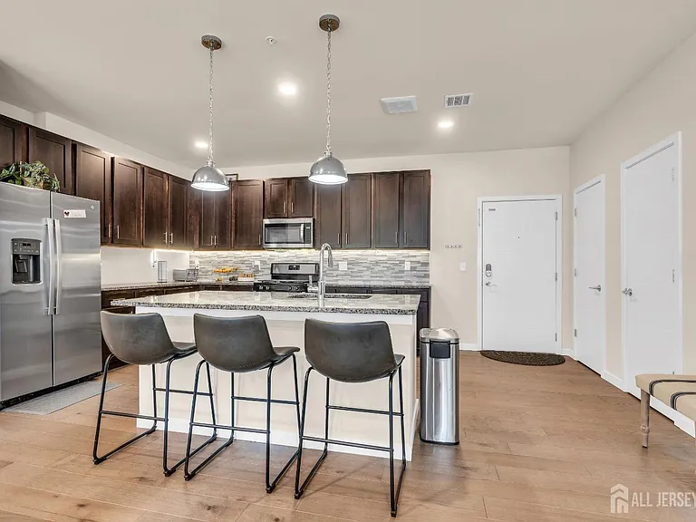 112 Lorhan Dr — Photo 3