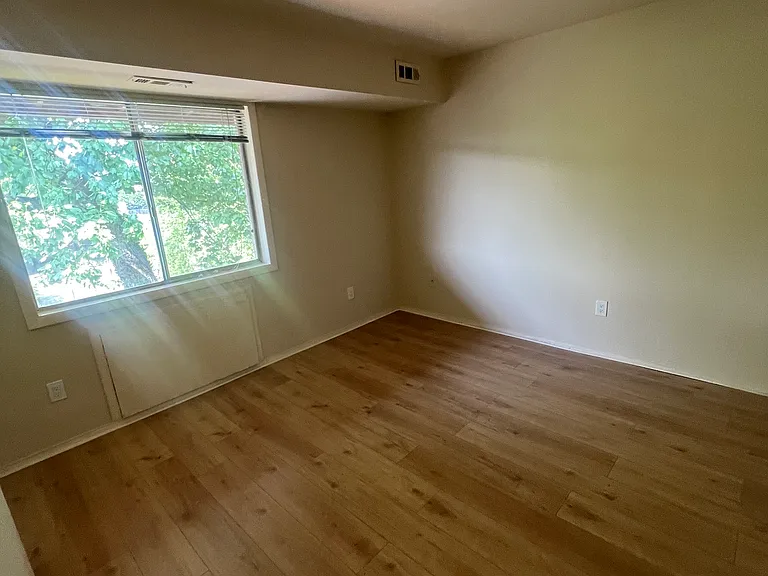 2025 N Lincoln St #113 — Photo 7