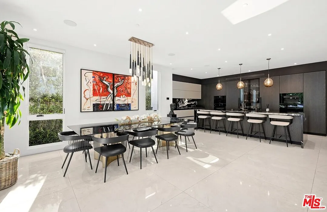 5 bed, 7.0 bath, 6800 sqft, $26,000 — Photo 4