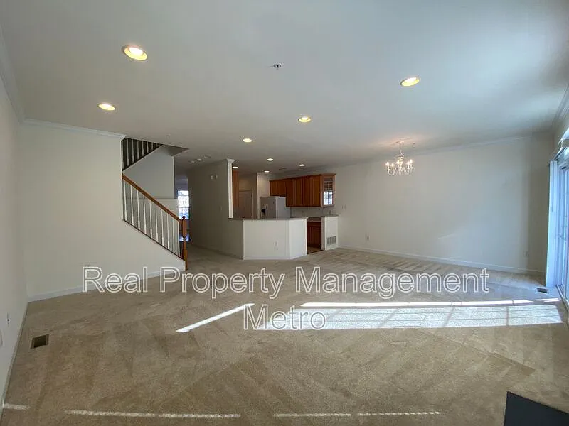 4 bed, 4.0 bath, 3042 sqft, $3,350 — Photo 2