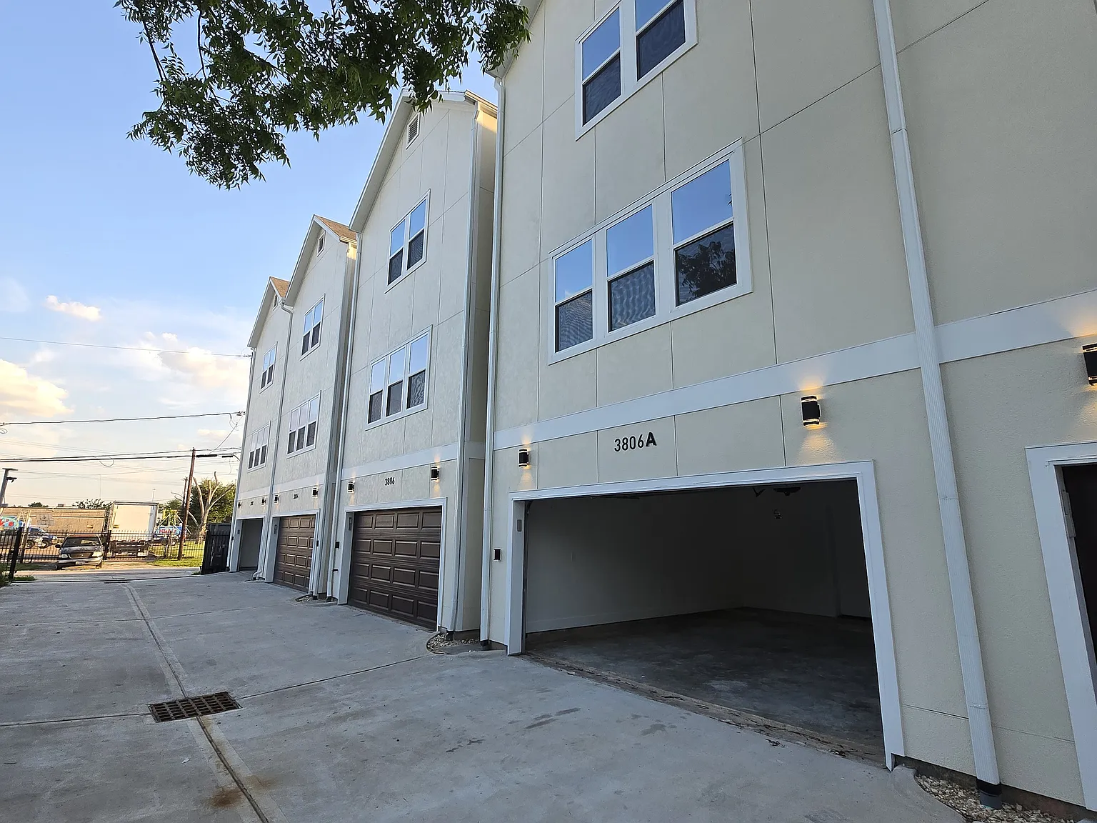 3 bed, 3.5 bath, 2024 sqft, $2,650 — Photo 2