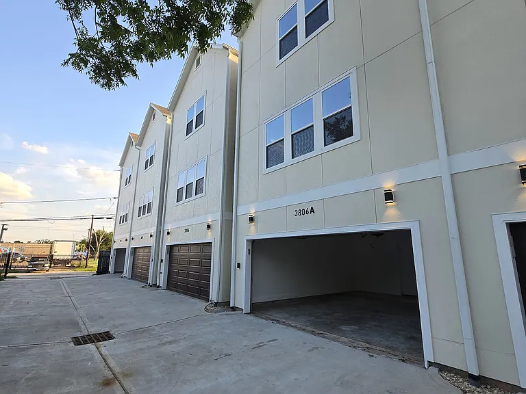 3802 Yale St — Photo 2