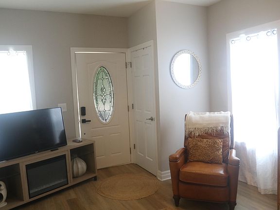 3rd image of 637 Leonard St NE