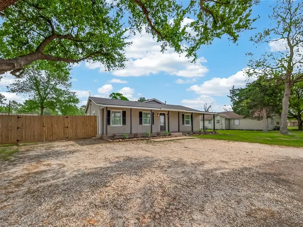917 S Main St, Highlands, TX 77562