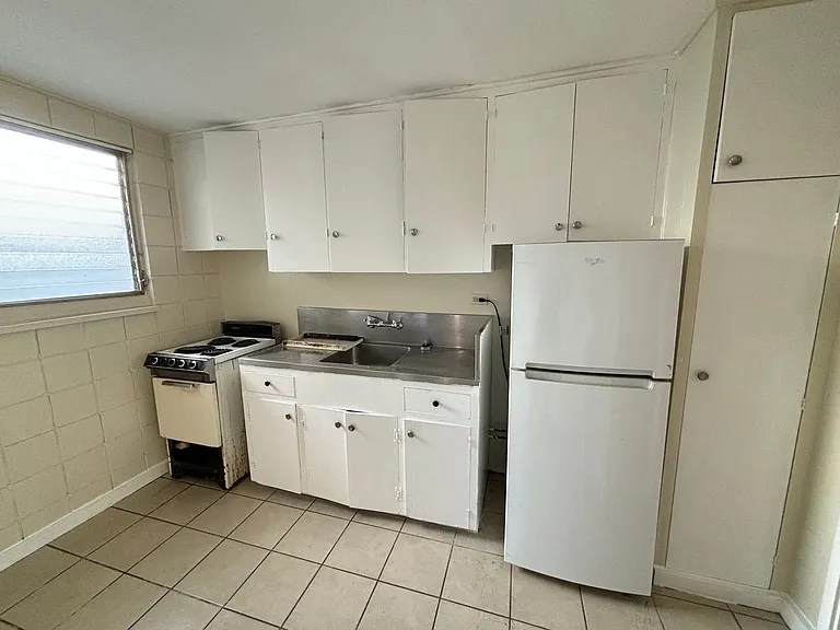 2550 E Date St — Photo 4