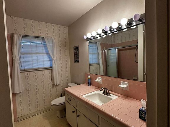4th image of 203 Broadmoor Blvd