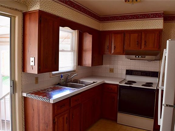 3rd image of 2475 Parkview Dr