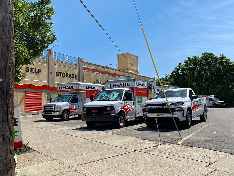 Uhaul is just a few blocks away on Gilbert Ave. Very convenient to move in!