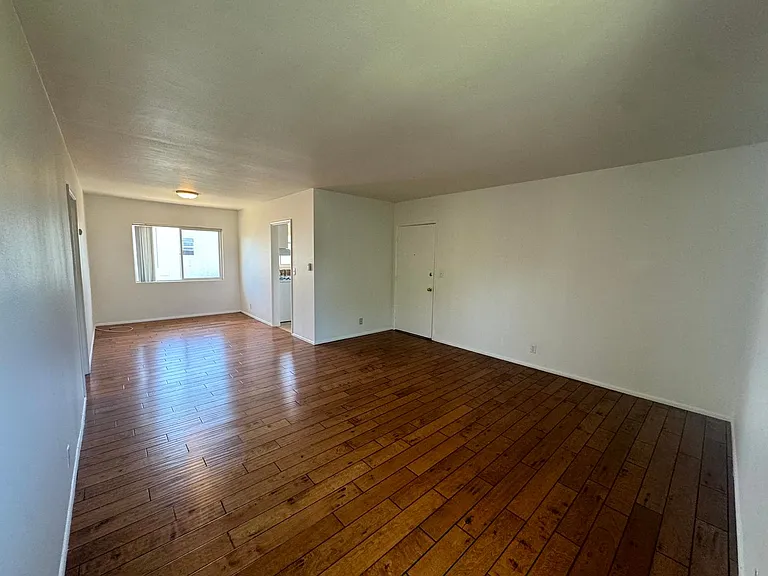 1935 Cloverfield Blvd — Photo 44
