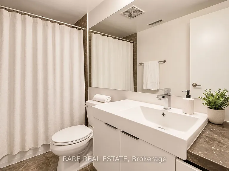 478 King St W #905 — Photo 6