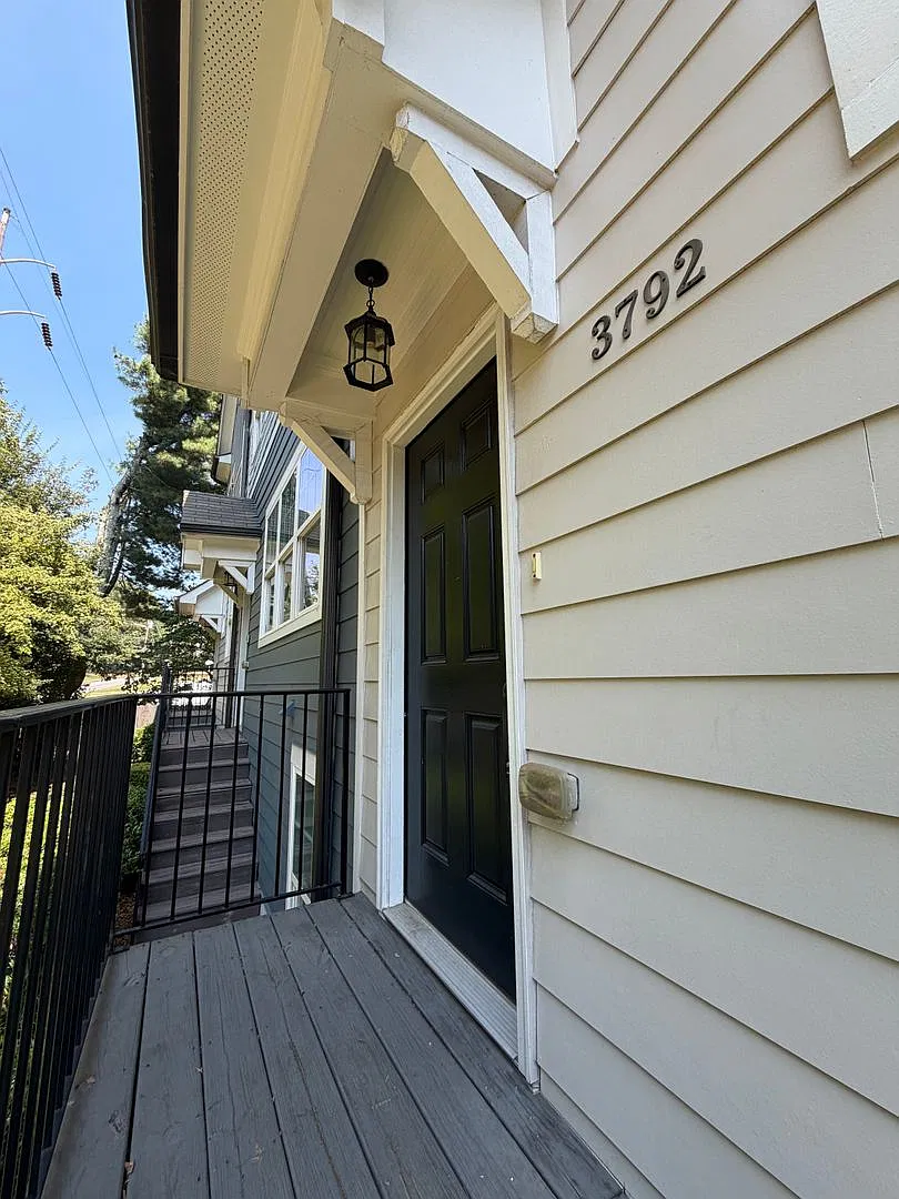 Upscale Town Home in an awesome location — Photo 2