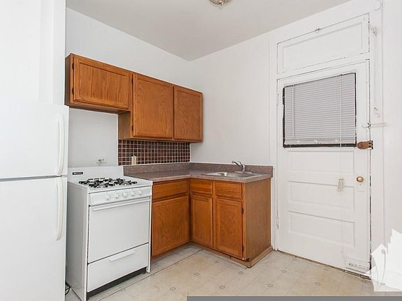 3rd image of 3827.5 N Fremont St #E3