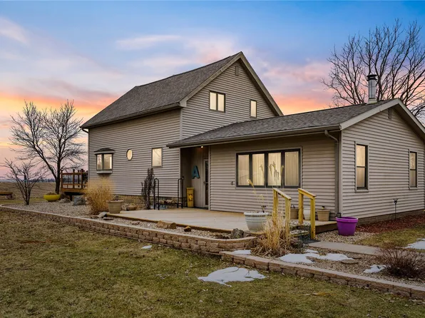 5467 27th Avenue Dr, Vinton, IA 52349