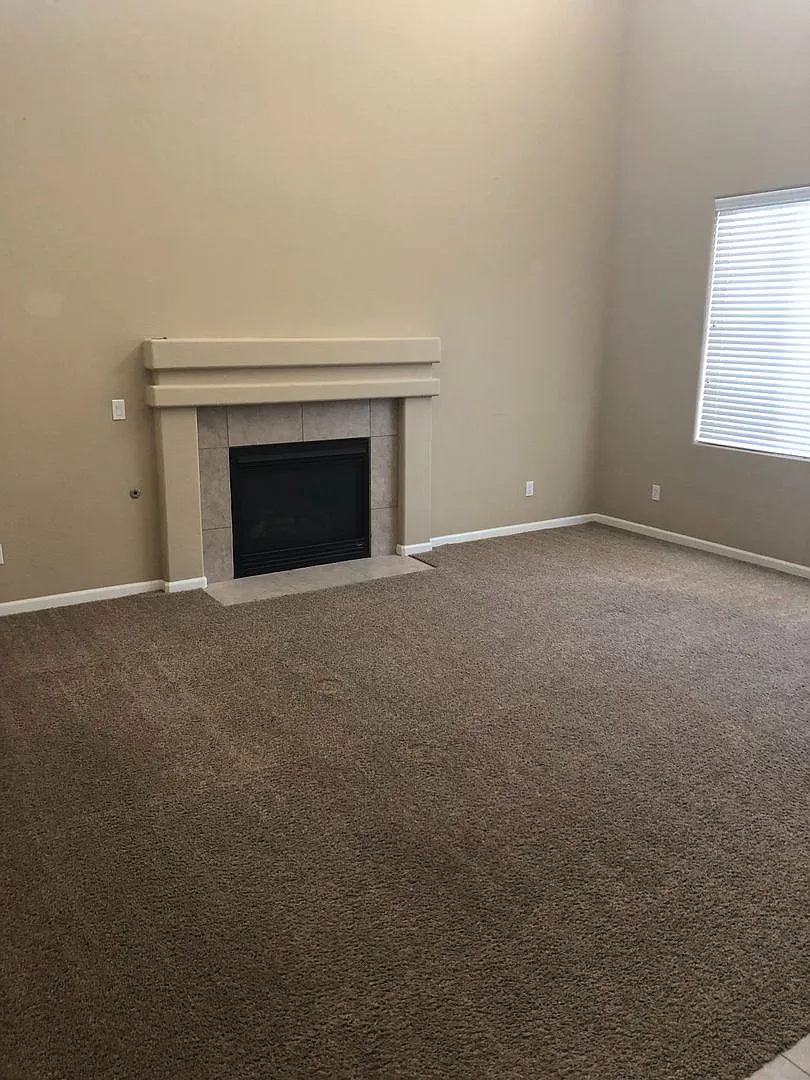 Beautiful 5 bedroom home! Don't MISS out!! — Photo 2