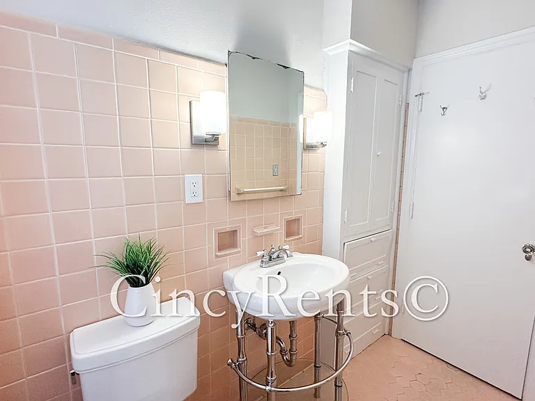 1118 Delta Ave #2 — Photo 11