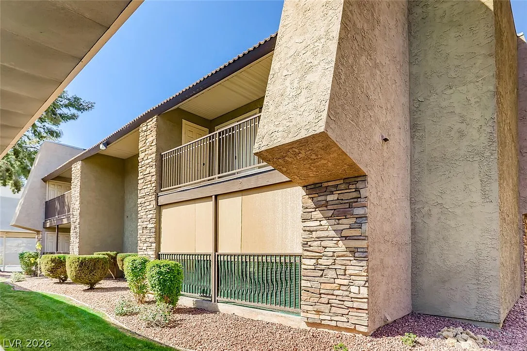 2 bed, 1.0 bath, 816 sqft, $1,350 — Photo 1