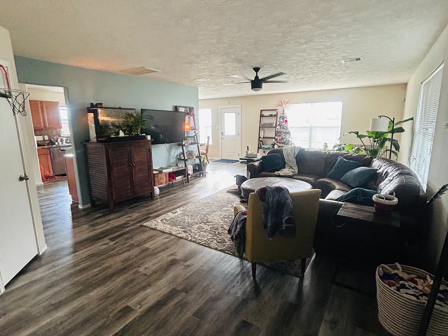 4 bed, 2.5 bath, 2220 sqft, $2,700 — Photo 3