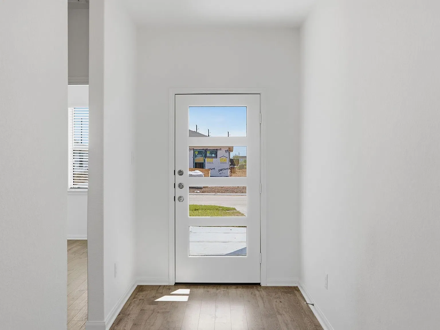 3 bed, 2.0 bath, 1366 sqft, $2,420 — Photo 4