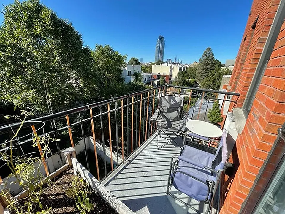 128 Eagle St #4R