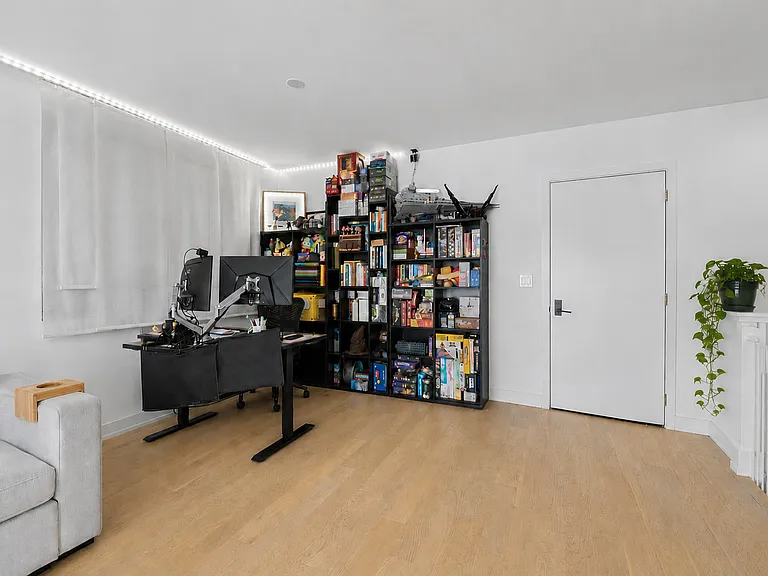 4937 N Winthrop Ave #1E — Photo 5