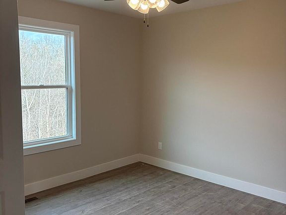 3rd image of 180 Saddlebrook Ln