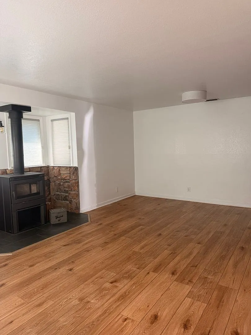 Spacious Redding Home Near Downtown with Charming Backyard — Photo 4