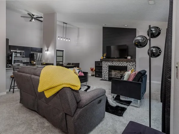 W240N2566 East Parkway Meadow CIRCLE #6, Pewaukee, WI 53072