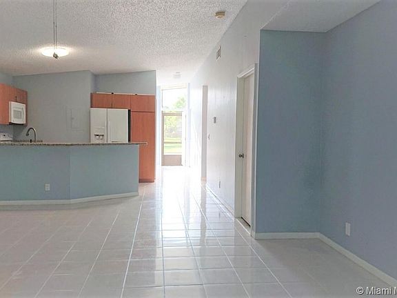5th image of 562 Woodgate Cir
