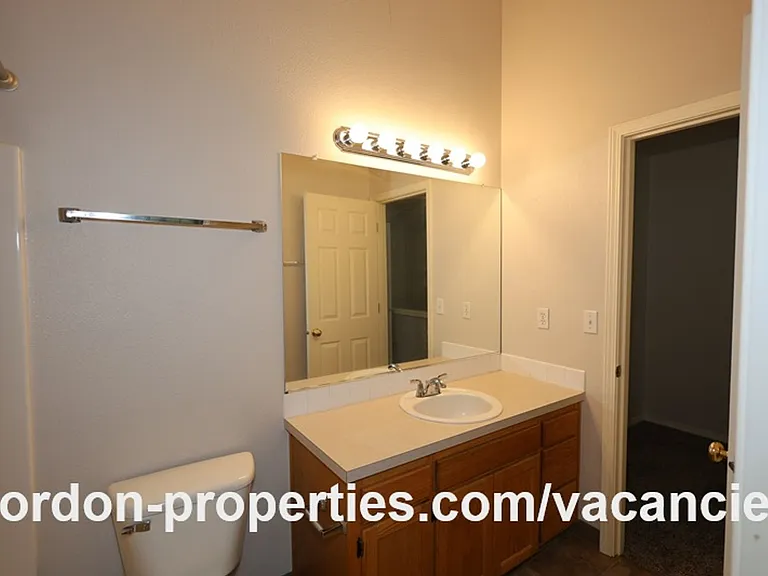16913 NE Halsey St — Photo 34