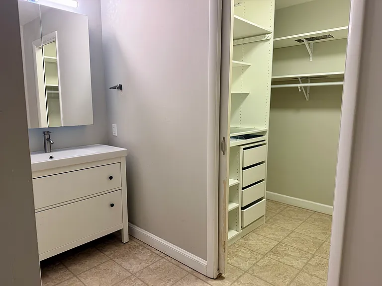 1054 S Kingshighway Blvd #R — Photo 8