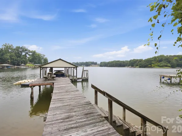 7016 Hyde St, Sherrills Ford, NC 28673