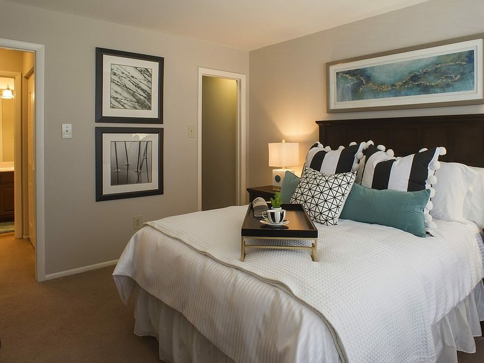 Bedroom with walk-in Closet